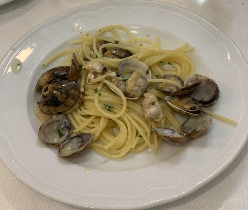 Spaghetto alle Vongole Tipico ristorante Albaruja Roma